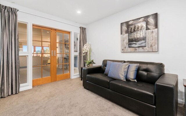 Inner City Lake View Apartment