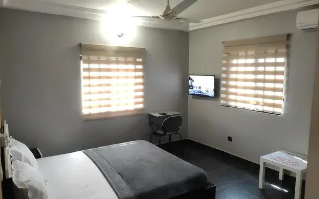 Royal Blue Guest House & Bar