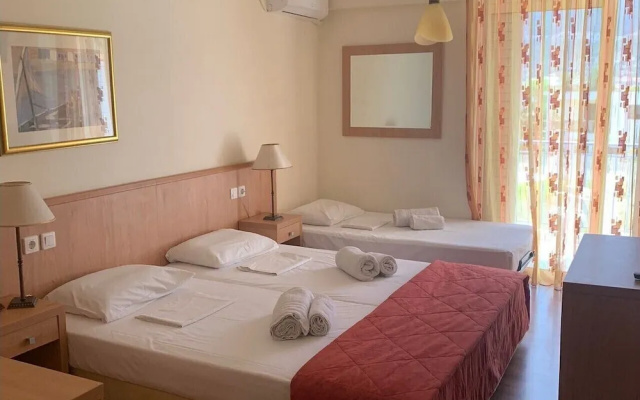 Saronis Hotel