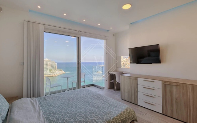 Seafront Penthouse Triplex- Roof Terrace & Hot Tub
