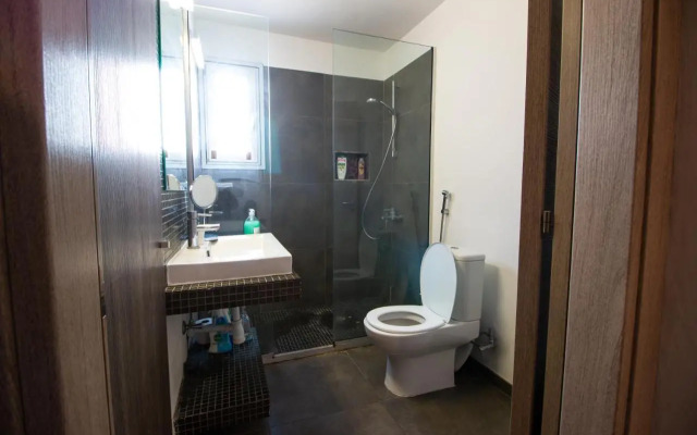 Renovated 2-bedroom flat with free parking, center