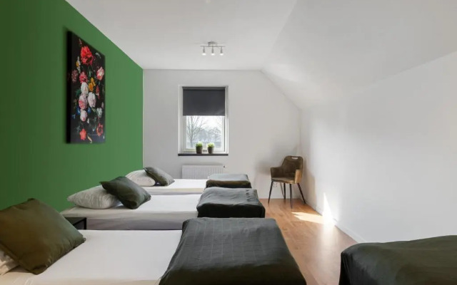 "cozy Luxury Holiday Home With Jacuzzi!"