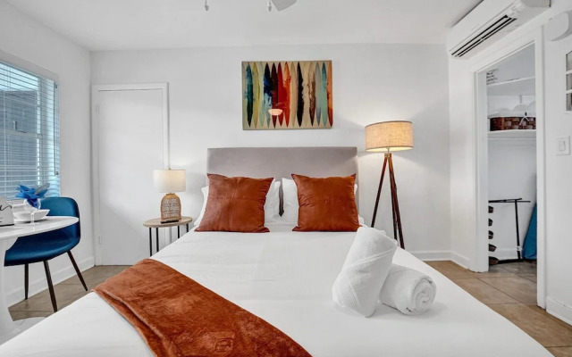 Waves on Desoto Lovely Studio 2