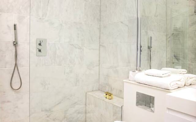 Stunning 2BR Home in West Kensington W/balcony