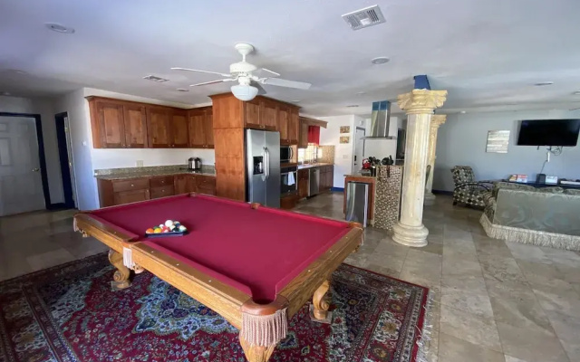Las Vegas Elegance! Pool Table & Sparkling Pool! 3 Bedroom Home by RedAwning