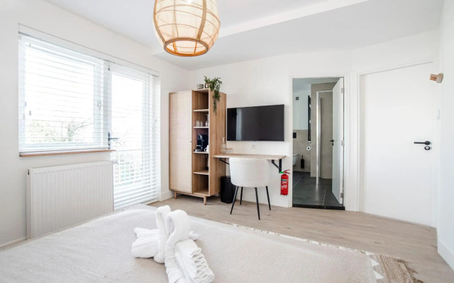 Marley’s Beachhouse - Luxury Guest Room with balcony