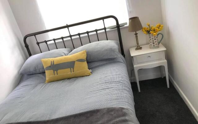 Cosy, Quiet bungalow, one minute from the beach.