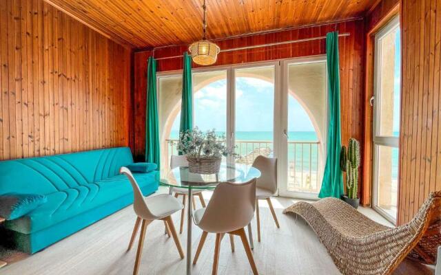 Athena Sea front Apartment, Parking & Pool