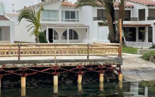 Beachfront, 4BR, entire house in Paracas