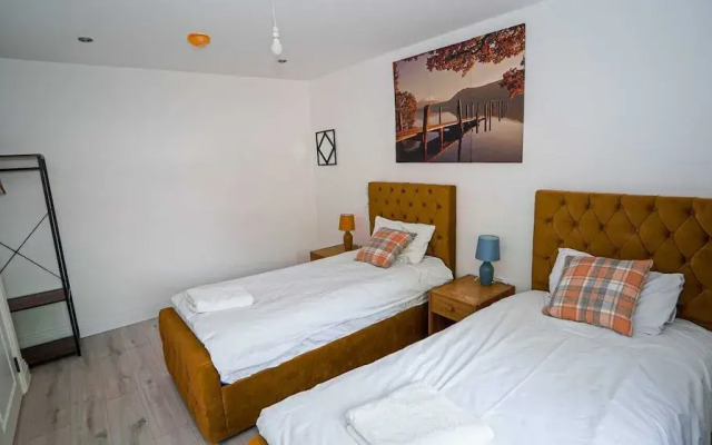 Modern 4-Bedroom Home with Free Parking
