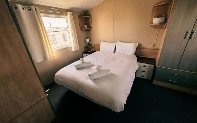 Beachside Caravan Retreat in Lowestoft Sleeps 4