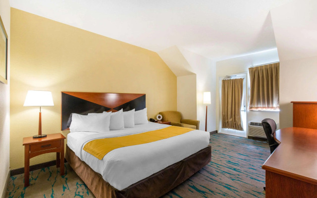 Gateway Hotel & Suites, Ascend Hotel Collection