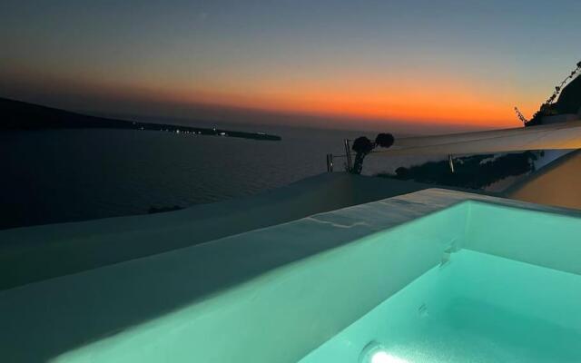 Lioyerma Cave Villa2 with Private Hot Tub