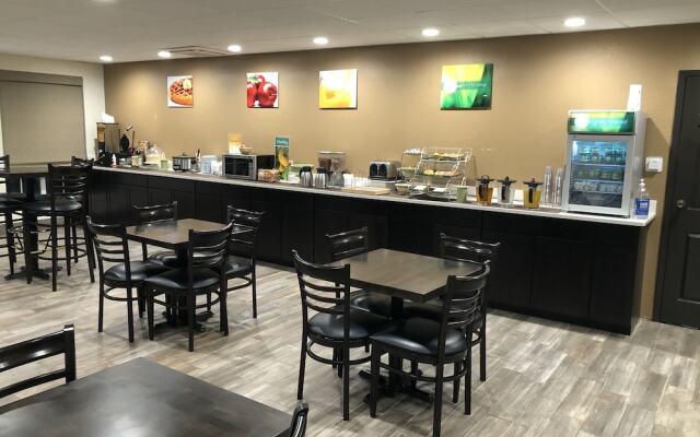 Econo Lodge Inn & Suites