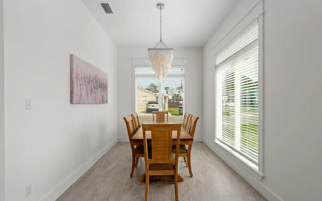 Brand NEW Expansive Coastal Home w/ Custom Furnishings Sleeps 15