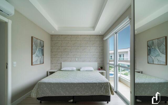 Duplex com piscina à beira mar e 03 suítes