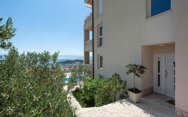 Beautiful Home in Makarska With Wifi and 7 Bedrooms