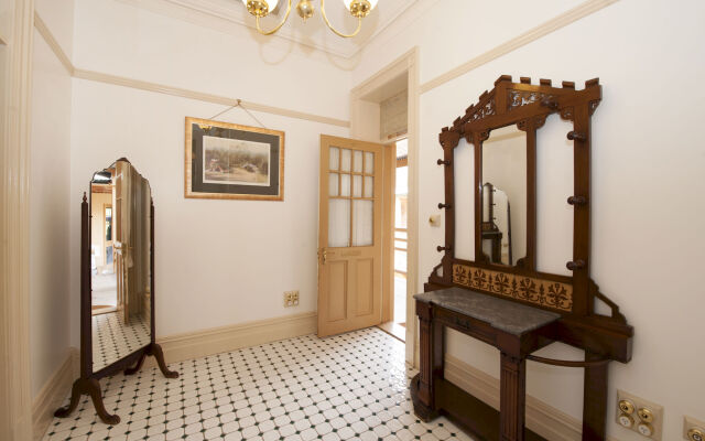 Cobb & Co Court Boutique Hotel