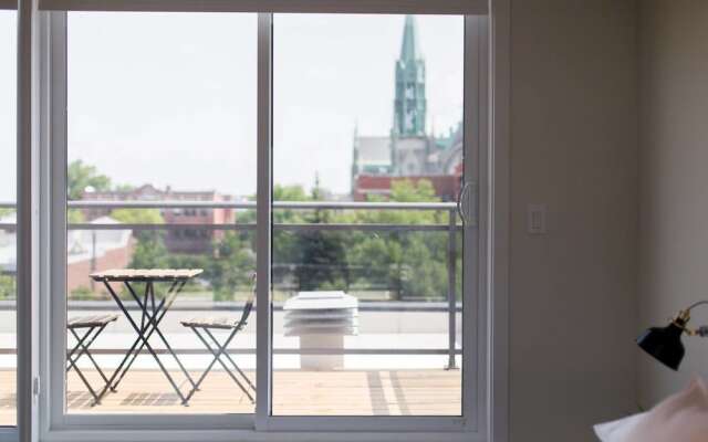 Stunning Split Level 3 BR Little Italy Apartment