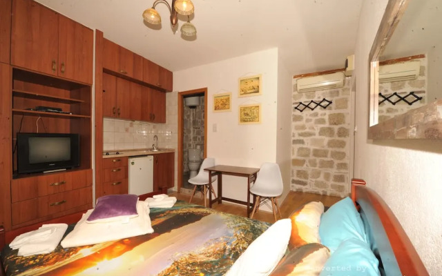 Una Apartments