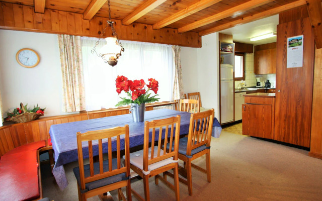 Spacious Chalet near Forest