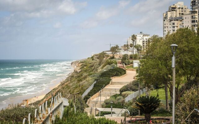 Netanya Panoramic Sea-View 4BR Apartment
