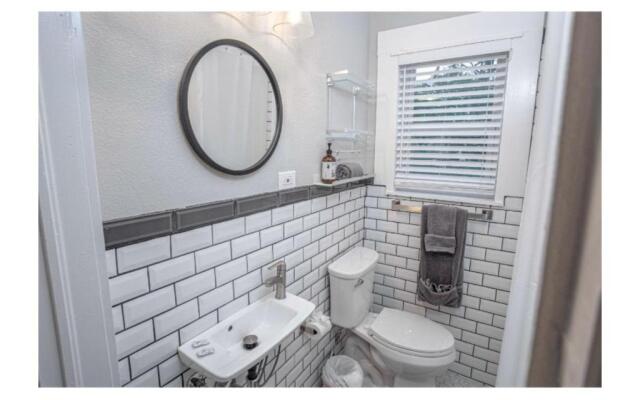 Remodeled Modern 1BR1BA Apt Near Downtown, 5min Pearl