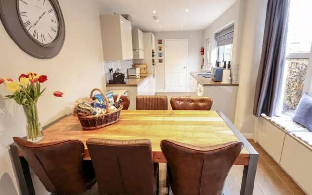 Luxury Lincoln Home - Sleeps 8 - Hot Tub - Pets