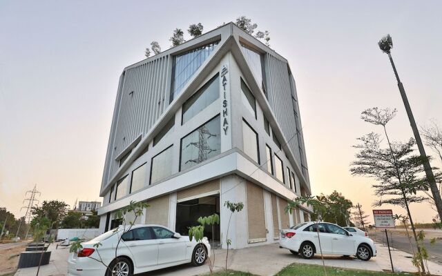 OYO 13033 Hotel Raadhe