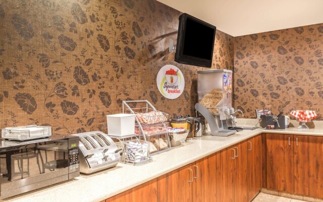 Super 8 By Wyndham Liverpool/Clay/Syracuse Area