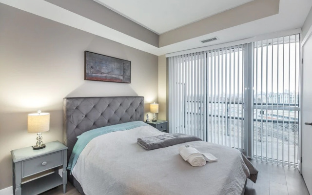 Exquisite Luxury 1 Bedroom + Den With Parking