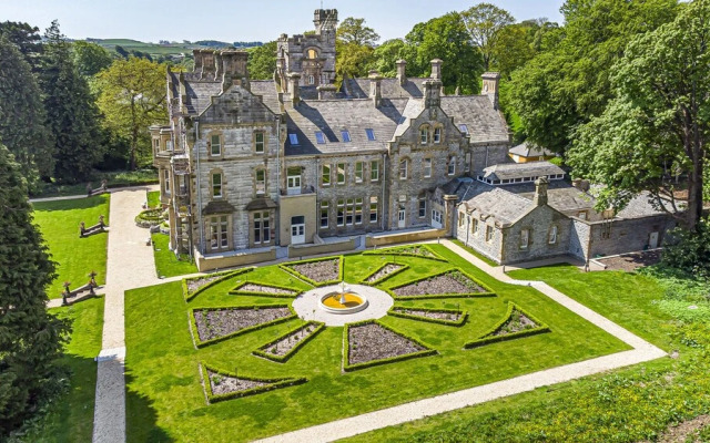 The Arthur Suite Stone Cross Mansion