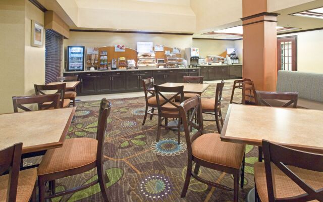 Holiday Inn Express & Suites Minot by IHG