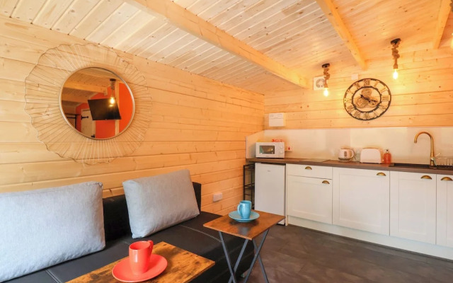 Log Cabin - Amber Glow