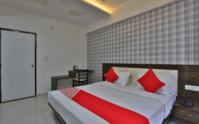 OYO 27930 Hotel Dev Palace