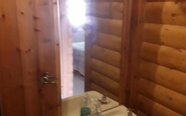Pinetree Lodge Log Cabin