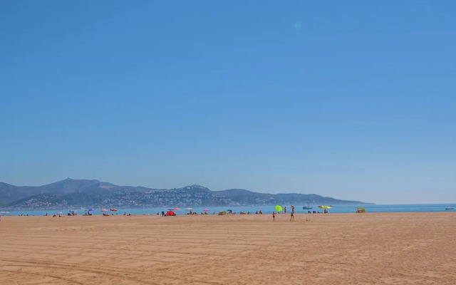 Holiday Apartment in a Complex near Sea