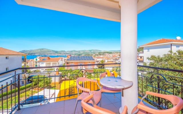 Apartment Karlo 220m From the Beach