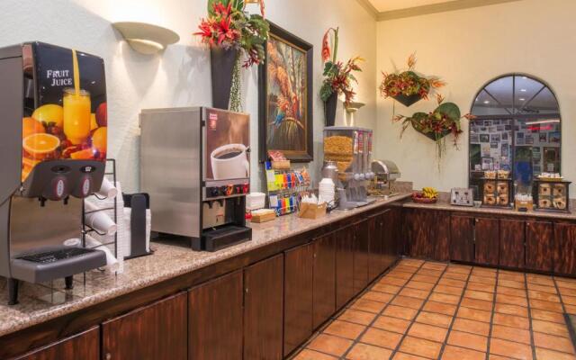 La Fuente Inn & Suites