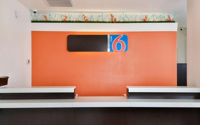 Super 8 Motel - Merced