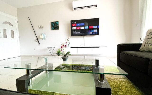 Modern Apartment Only 900m From Famous Venus Beach