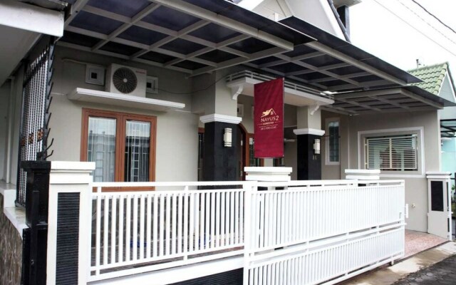 EXPRESS O 92106 Nayus Homestay Syariah