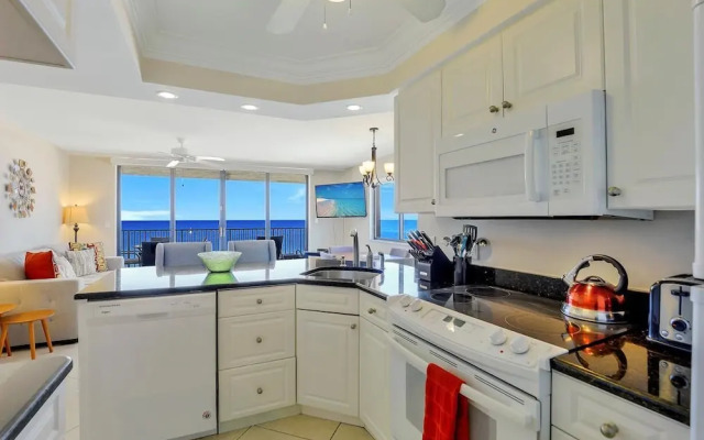 Inviting Beachfront Condo With Pool, spa and Views