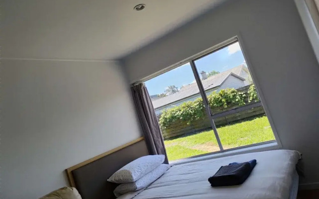 Small 2 bedroom flat 7a Rangiatea Road