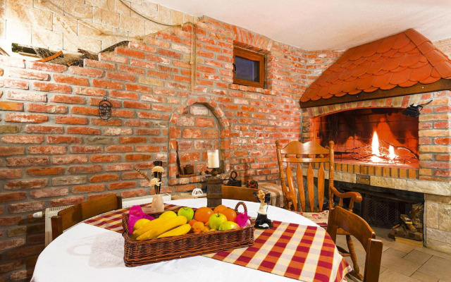 Holiday house Jucinovi Dvori, Starigrad Paklenica with pool