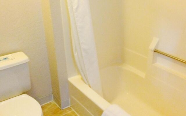 Motel 6 Saukville, WI