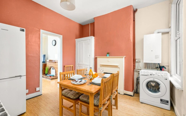 Homely 4-bedroom Home With 2 Baths & Free Parking