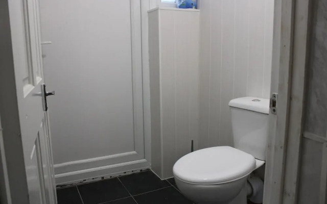 Impeccable Spacious 6-bed House in Romford