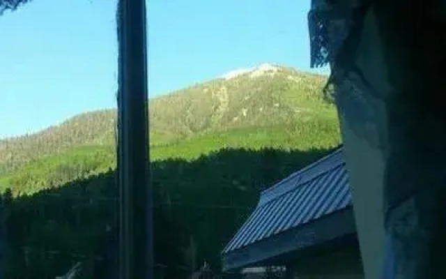 Mine Shaft Inn Hotel & Hostel