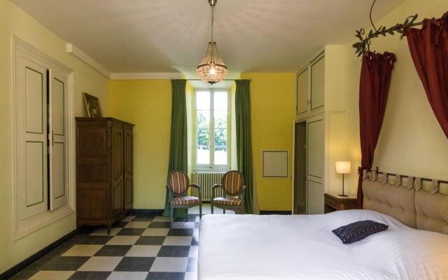 Heritage Castle in Chaleix with shared pool